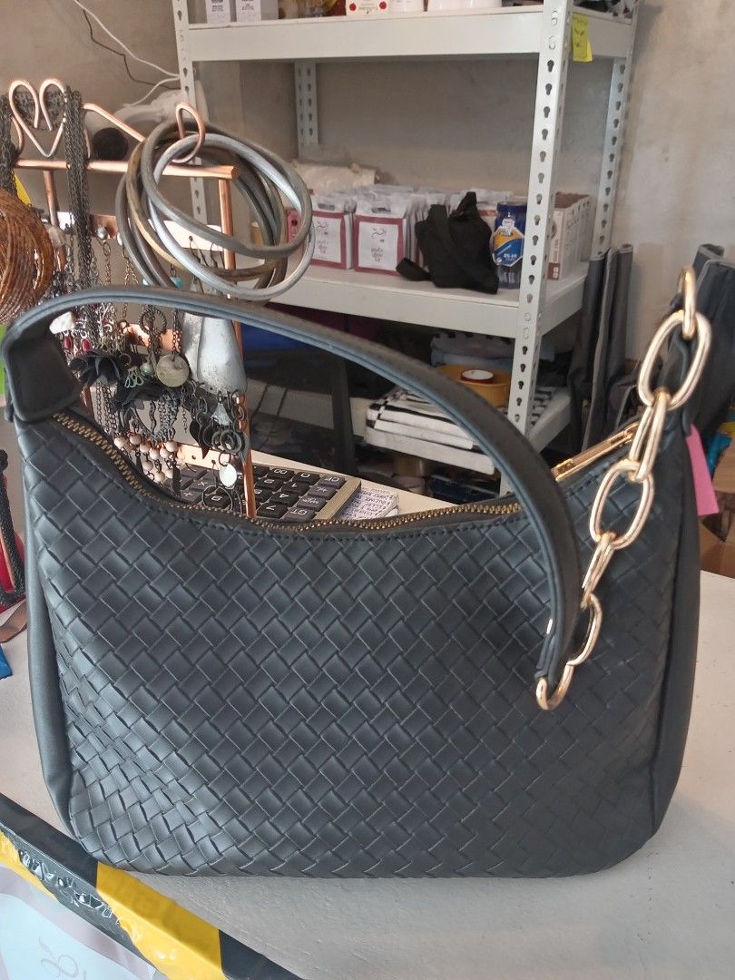 BANIG STYLE Shoulder bag (Category: Luxury Bags & Wallets) located in Manila. Submitted by rrm19 (Listing ID 1303998996, Image 1). Description: Banig Style with chain Shoulder Bag Pre loved item Less 50 pesos for sure buyer.