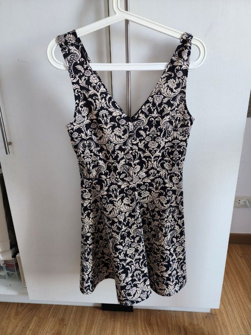 SUPER SALE! Forever 21 Dress - Medium (Category: Dresses) located in Mandaluyong City. Submitted by ynnna (Listing ID 1304074430, Image 1). Description: never used.