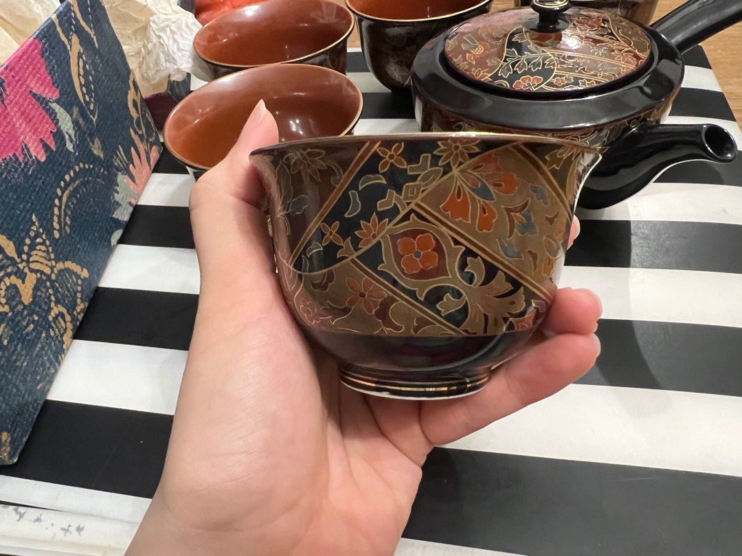 Tea Set (Category: Coffee & Tea Tableware) located in Singapore. Submitted by tyukiii (Listing ID 1304046178, Image 3). Description: Brand new beautiful tea set Comes with 5 matching cups Self collect at 824613.