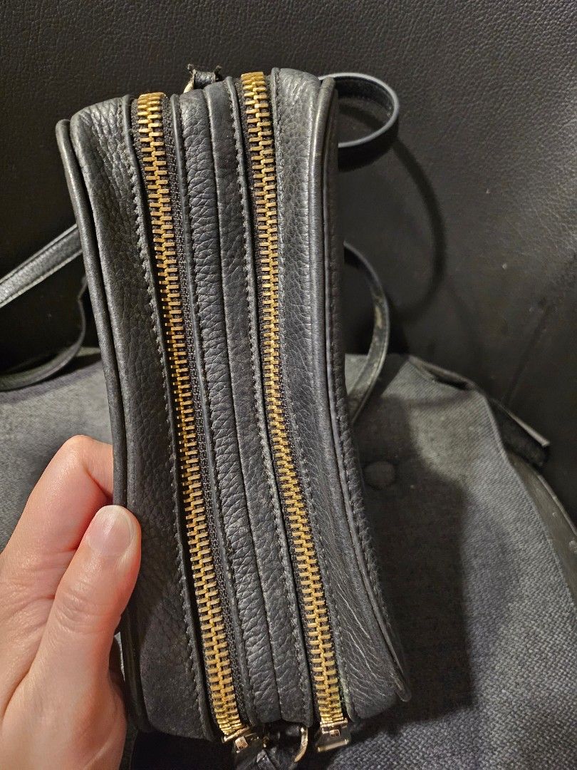 Tory Burch Camera Bag double zip (Category: Luxury Bags & Wallets) located in Quezon City. Submitted by anj_chan (Listing ID 1304002085, Image 3). Description: needs strap replacement.