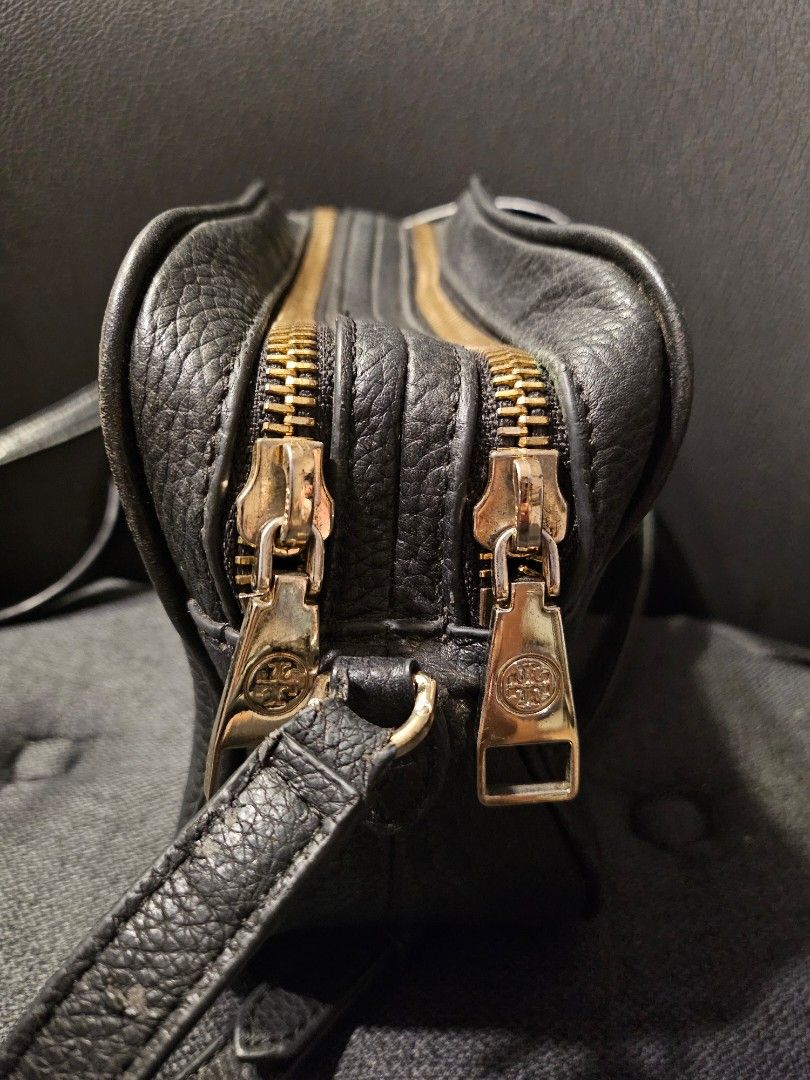 Tory Burch Camera Bag double zip (Category: Luxury Bags & Wallets) located in Quezon City. Submitted by anj_chan (Listing ID 1304002085, Image 2). Description: needs strap replacement.