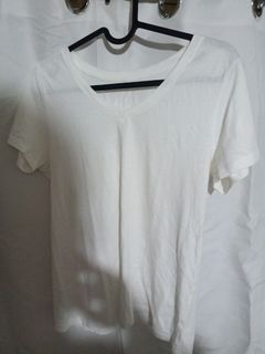 Uniqlo white vneck shirt