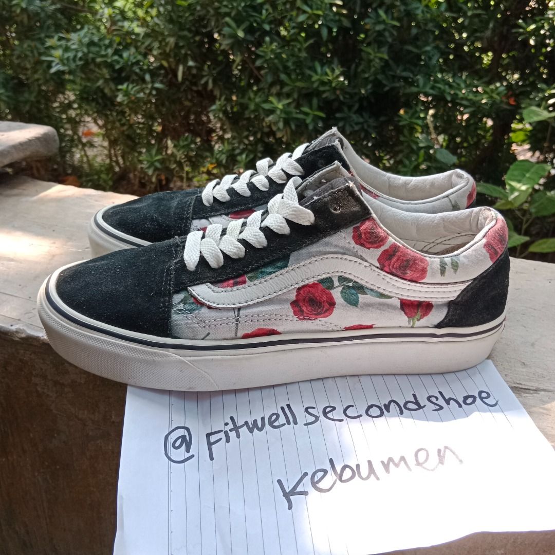 Vans old skool rose, Fesyen Pria, Sepatu Sneakers di Carousell
