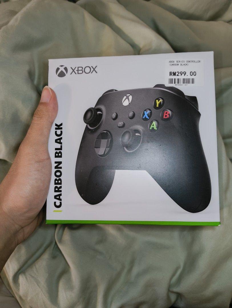 Xbox controller (Category: Controllers) located in Kuala Lumpur. Submitted by adamyaafar (Listing ID 1304089876, Image 1). Description: basically brand new. used only once.