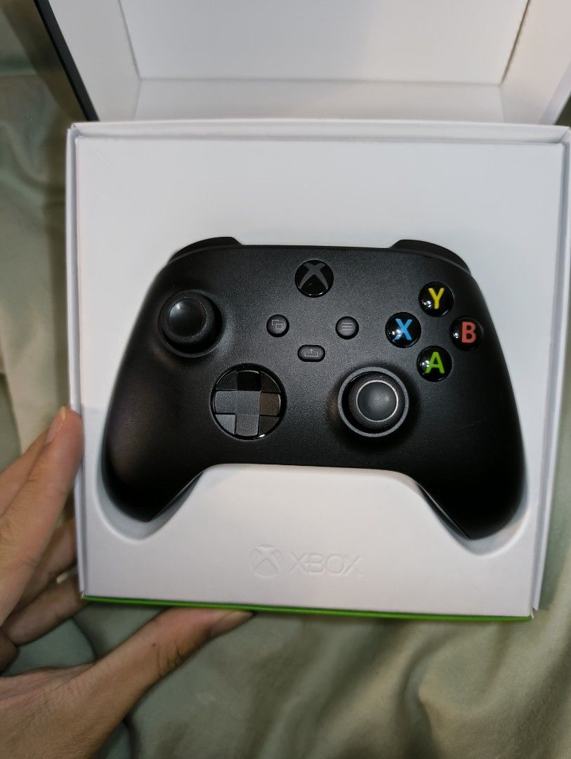 Xbox controller (Category: Controllers) located in Kuala Lumpur. Submitted by adamyaafar (Listing ID 1304089876, Image 2). Description: basically brand new. used only once.
