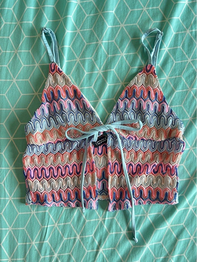 2 for 300 y2k tops h&m (Category: Sleeveless) located in Bulacan. Submitted by bunny_sam (Listing ID 1303931610, Image 1). Description: - 200 each, 300 for both! - can fit xxs - xs.