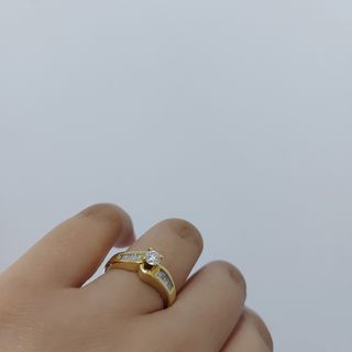 18K Gold Ring with 11 diamonds Size 7.5 Cebuana