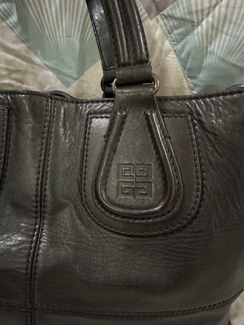 Authentic Givenchy bag (Category: Luxury Bags & Wallets) located in Paranaque City. Submitted by lovebrand (Listing ID 1304256359, Image 2). Description: Men’s bag Can fit computer With dustbag.
