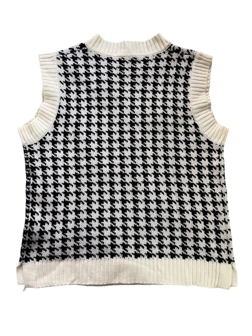 BERSHKA Houndstooth Sweater Vest Top (Category: Vests) located in Catarman. Submitted by sugarvenomm (Listing ID 1304130917, Image 2). Description: Size: LARGE Condition: 10/10 (what u see is what u get) Color Rate: 10/10 Used Once No Issues Washed and Clean Ready to Wear send me your OFFER payment via GCASH shipping via J&T or LBC ps. i have other listings u might be interested in. do visit my profile to your delight. 🫶🏼.
