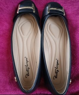 Black shoes size 8 no heels