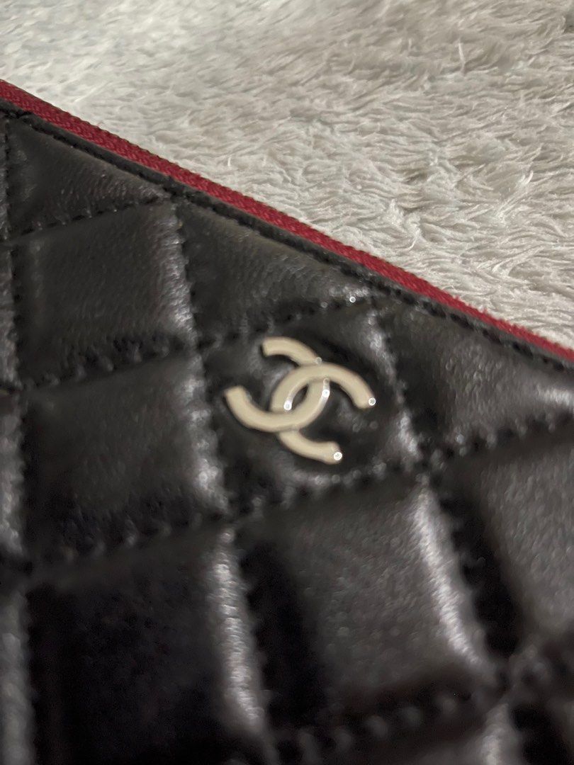 Channel Classic Clutch (Category: Luxury Bags & Wallets) located in Makati City. Submitted by joice.reyes (Listing ID 1304260729, Image 3). Description: Thrifted from Japan / NGA With intact hologram sticker with replacement dustbag Please refer to last pic for the minor issue on the zipper (still working) .