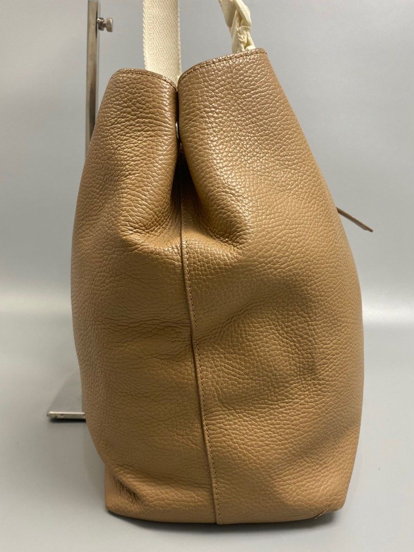 Maison Margiela Hand Bag (Category: Luxury Bags & Wallets) located in Quezon City. Submitted by lucky.purelux.ph (Listing ID 1304197370, Image 3). Description: Maison Margiela Hand Bag 🏷️9,000 Rank AB Condition 9/10 Free shipping within Metro Manila Additional shipping charges for provincial deliveries Please read the description before buying MOP: gcash, bank transfer (bpi) Courier: J&T, lalamove Please view all uploaded photos before purchase 