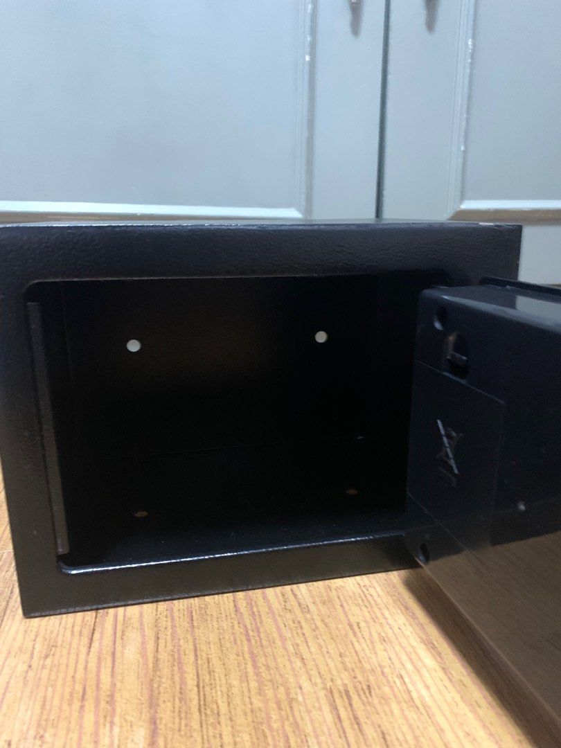 Mini vault (Category: Safe) located in Quezon City. Submitted by aayxxc (Listing ID 1304191833, Image 2). Description: *with key.