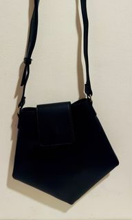Straightforward Geometric Sling Bag - Black