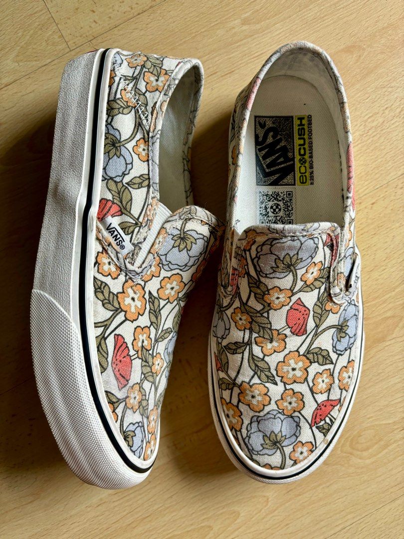 Vans Slip on (Category: Sneakers) located in Makati City. Submitted by adelro (Listing ID 1304191786, Image 3). Description: Size US8.