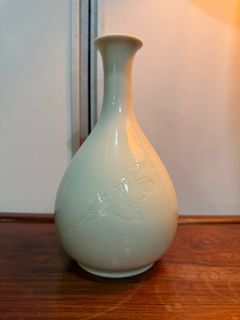 Vintage porcelain vase Engraved bird