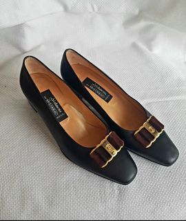 Yoshinoya Low Heels Black Shoes