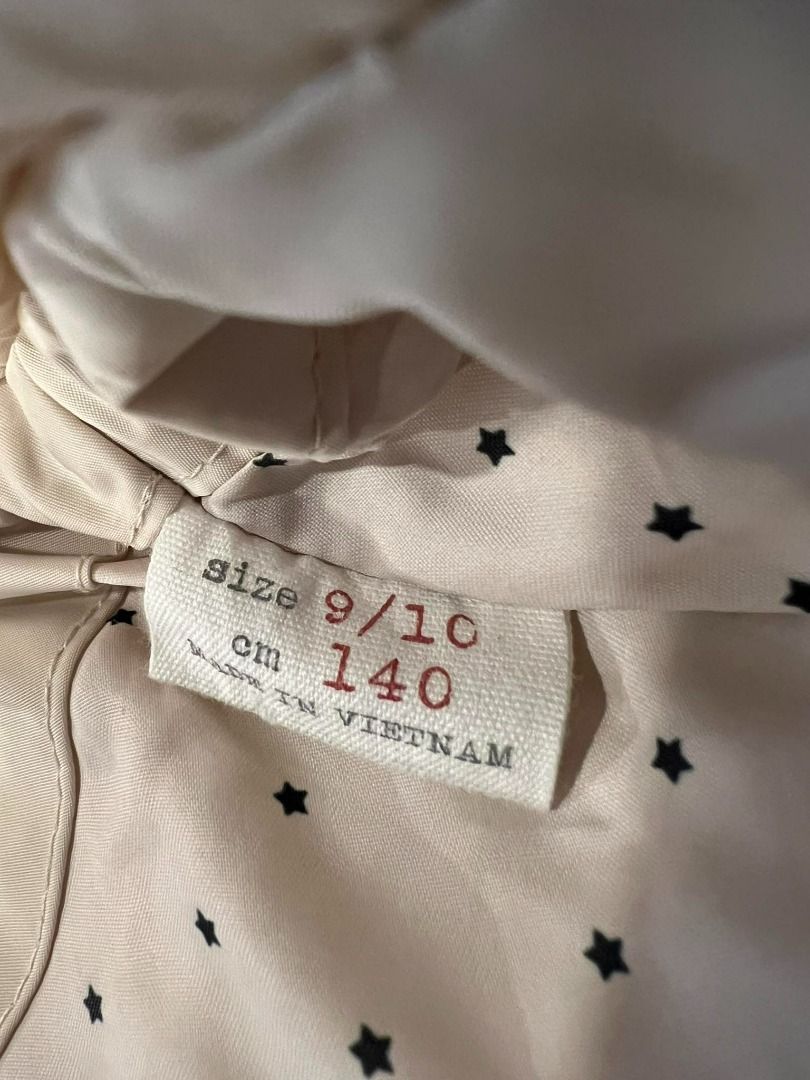 Zara Sleeveless Hoodie (Category: Babies & Kids Fashion) located in Makati City. Submitted by andre_esque (Listing ID 1304178749, Image 3). Description: Zara sleeveless winter hoodie for girls.