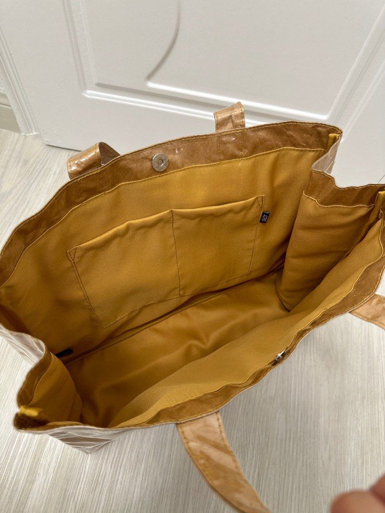 Astro stuffs- LOGO PAPER BAG (S), 名牌, 手袋及銀包- Carousell