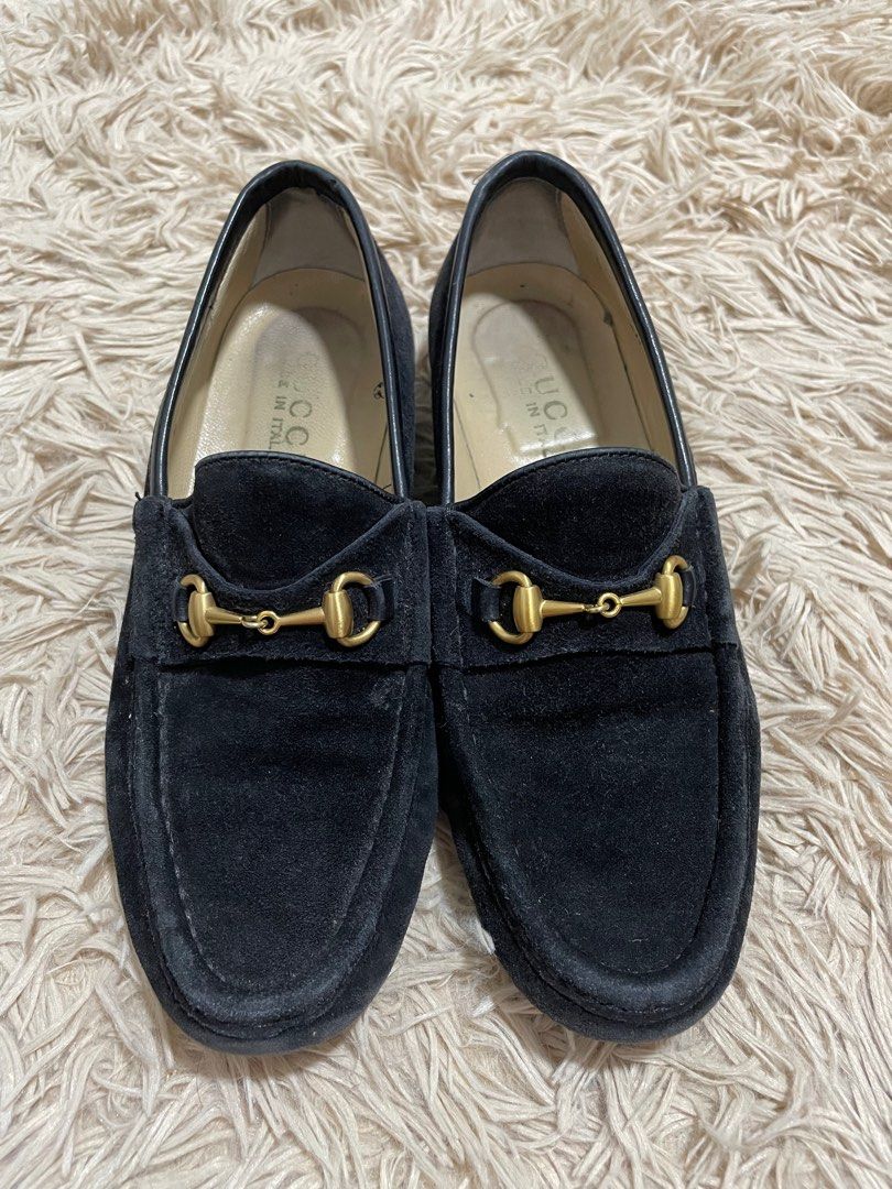 Authentic GUCCI velvet with gold horsebit (Category: Loafers) located in Las Pinas. Submitted by aheartj (Listing ID 1301212185, Image 1). Description: Please photos for details Size 5 .