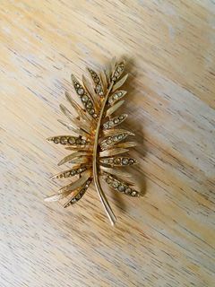 Beautiful Vintage Leaf Gold Brooch