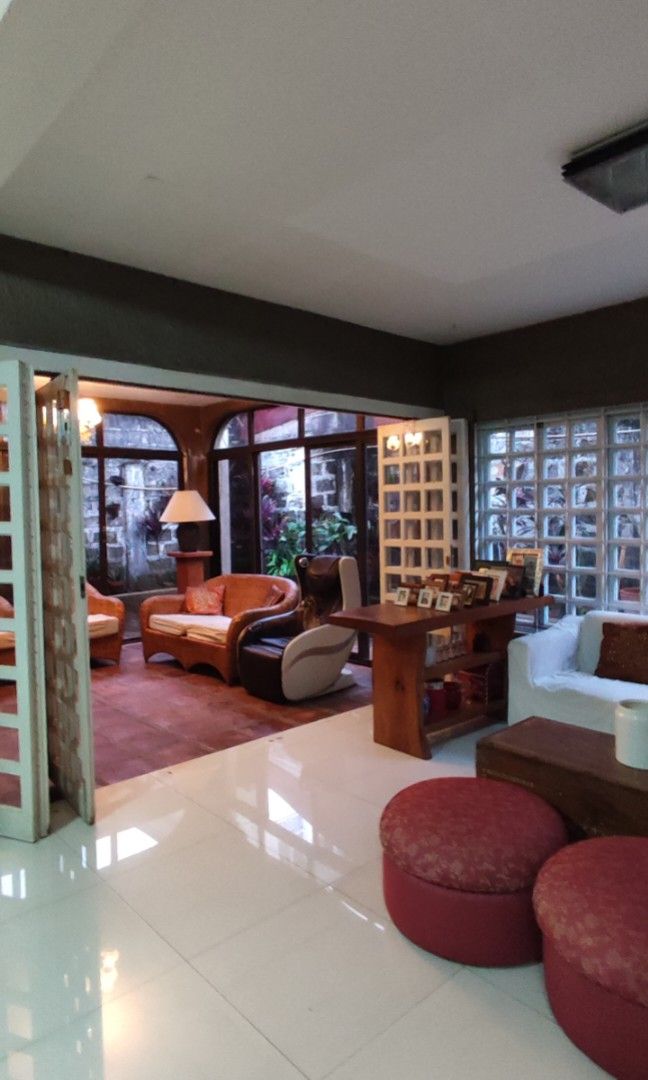 BF Executive Triangle (Category: House & Lot) located in Quezon City. Submitted by qcbuynsell (Listing ID 1301261787, Image 2). Description: BF Executive Triangle Pre Owned House for Sale Las Pinas Lot area: 289 sum Floor area: 400 sqm 5 Bedrooms 3 Toilet and bath Carport: 2 Price : 15 M.negotiable For serious inquiry call: 09175995595 Victoria Betos Real Estate Broker.