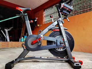 Brand New Unused Schwinn IC4 / IC8 800IC Stationary Bike Magnetic Resistance with Monitor Spin Spinner 220v Spinning with heart rate strap and pair of dumbells l