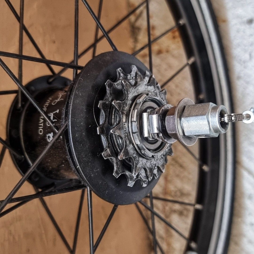 brompton original wheelset (Category: Bicycles) located in San Juan City. Submitted by wednesday55 (Listing ID 1301187891, Image 2). Description: original brompton wheelset for c line. 6 speed wtih tires.