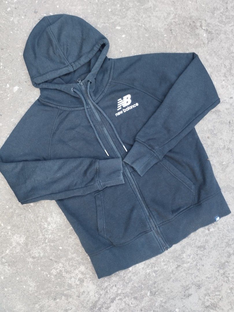 Hoodie new balance (Category: Sets & Coordinates) located in Cavite. Submitted by martjohn (Listing ID 1301150822, Image 3). Description: Hoodie new balance Size : M Width : 20 Length : 22.5 Color rate : 9/10 Check details Good condition 400.