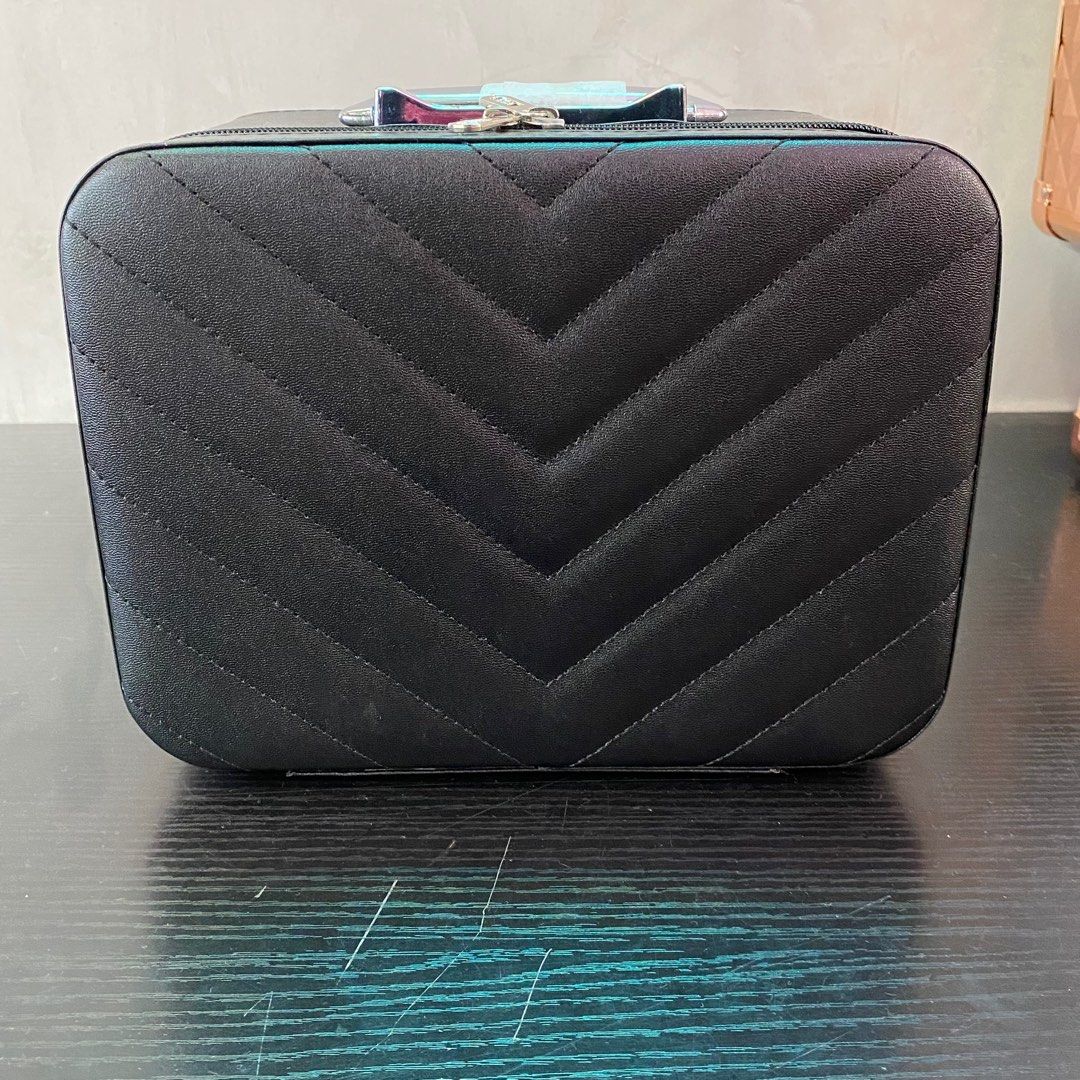 Make Up Box Black New-60320421 (Category: Makeup) located in Paranaque City. Submitted by gladkingphilippines (Listing ID 1301177191, Image 1). Description: .