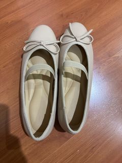 Mary Janes Beige Size 10
