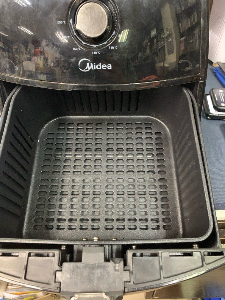 Midea Air Fryer - 220volts (Category: Fryers) located in Pasay City. Submitted by ayinong168 (Listing ID 1301156177, Image 2). Description: Item is in excellent condition working 220volts with issue with small carck at the bottom (no impact on performance) .