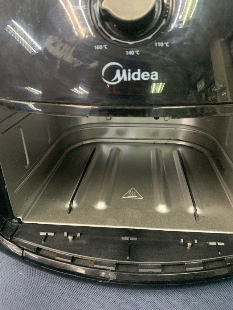 Midea Air Fryer - 220volts (Category: Fryers) located in Pasay City. Submitted by ayinong168 (Listing ID 1301156177, Image 3). Description: Item is in excellent condition working 220volts with issue with small carck at the bottom (no impact on performance) .