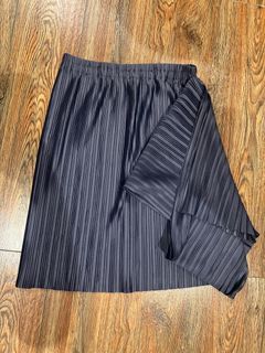 Pleated skirt with side sash design