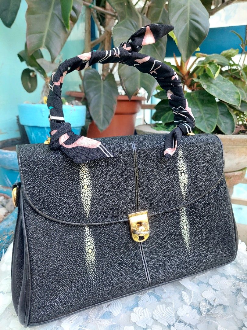 Stingray top handle (Category: Luxury Bags & Wallets) located in Santa Maria. Submitted by mikavillaflor4 (Listing ID 1301271119, Image 1). Description: in good anf excellent used condition ukay source issue walang sling legit stingray.