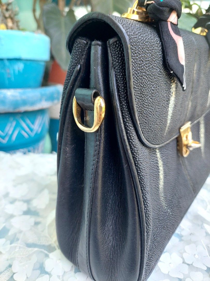 Stingray top handle (Category: Luxury Bags & Wallets) located in Santa Maria. Submitted by mikavillaflor4 (Listing ID 1301271119, Image 3). Description: in good anf excellent used condition ukay source issue walang sling legit stingray.