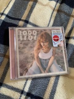 TAYLOR SWIFT 1989 (TAYLOR’S VERSION) ROSE GARDEN PINK DELUXE (TARGET CD)