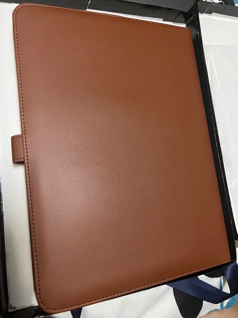 US Embassy Document Holder (Category: Stationery & School Supplies) located in Taguig. Submitted by byemystuff_ (Listing ID 1301262529, Image 2). Description: With box Given from the US Embassy Good quality leather Rfs: Not using.