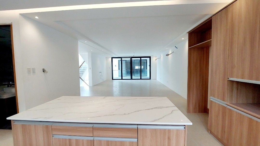 5-BR 3-CG Townhouse with Elevator in 164sqm Lot in New Manila, Property ...