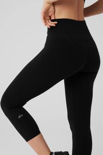 alo yoga black airbrush capri highwaist leggings