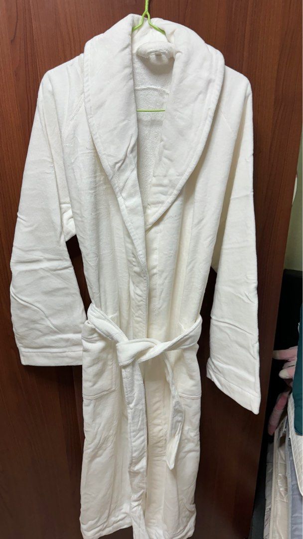Bath robe (Category: Activewear) located in Singapore. Submitted by tayloralison (Listing ID 1304369921, Image 2). Description: Never used and its still in the plastic . Rfs: too large for my partner & for me . This is a unisex bathrobe. Thick & quite long. As seen in the photos..