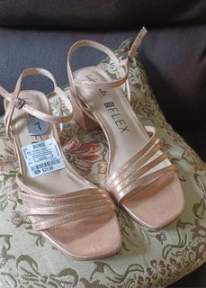 Gold sandals US 7