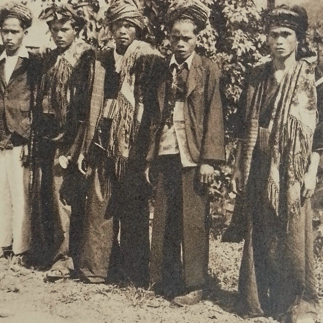 Kartu Post Jaman Belanda - Pakaian Adat Pria Minang - Potret Budaya Indonesia. Suku Minangkabau, Sumatera Barat. ± 1920, Antik, Pajangan di Carousell