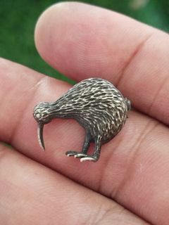 Kiwi 925 silver pin