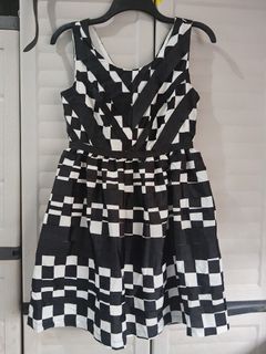 Black & White 50s Checkered Cotton full skirt dress / Sleeveless Op art style 1950s dress