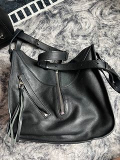 (Category: ) located in . Submitted by stylewithpreloved (Listing ID 1304311553, Image 1). Description: .