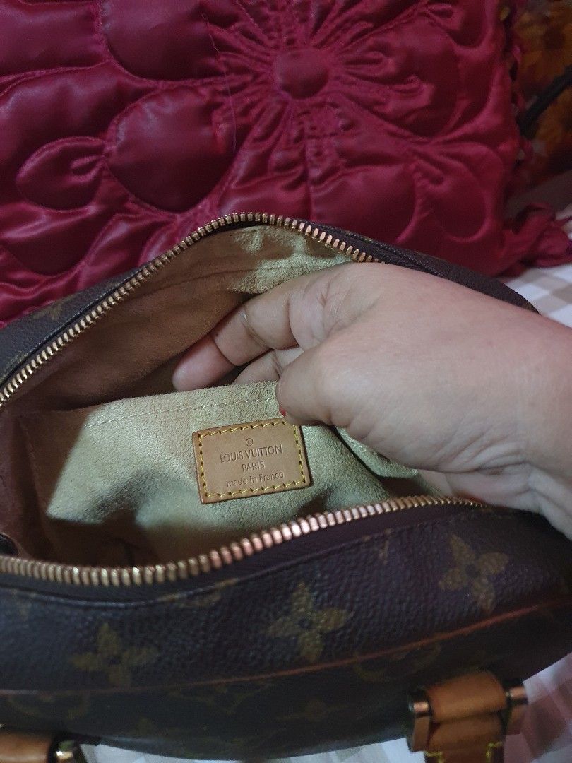Lv sarria mini (Category: Luxury Bags & Wallets) located in Makati City. Submitted by britishheart (Listing ID 1304412048, Image 3). Description: preloved vintage lv nano handbag without sling.almost 20cm genuine leather from japan.source.very nice i actual..no flaws.