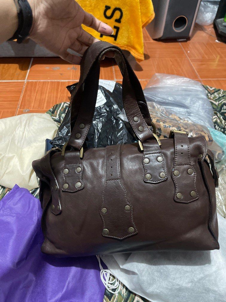 MULBERRY Leather Bag (Category: Luxury Bags & Wallets) located in Rizal. Submitted by preloved1143 (Listing ID 1304390330, Image 3). Description: Preloved Mulberry Bag Authentic Soft Leather No Strap Included Washed and Ready to Use Sign of usage sa hardwares(should clean) .