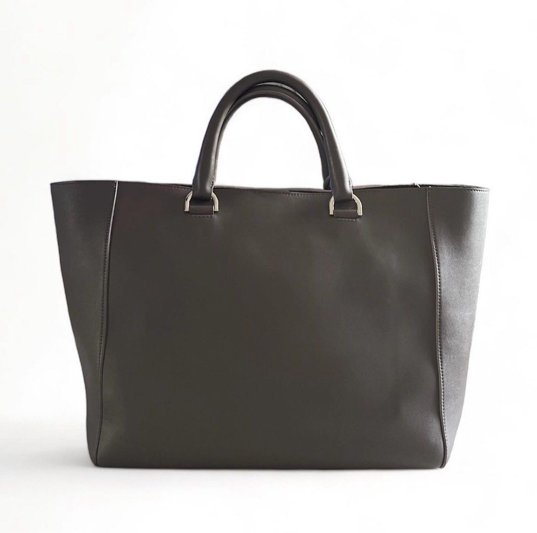 MULBERRY Willow Tote Bag (Category: Luxury Bags & Wallets) located in Davao. Submitted by allthisandmore (Listing ID 1304366162, Image 2). Description: 100% Authentic Inclusions: Dust Bag .
