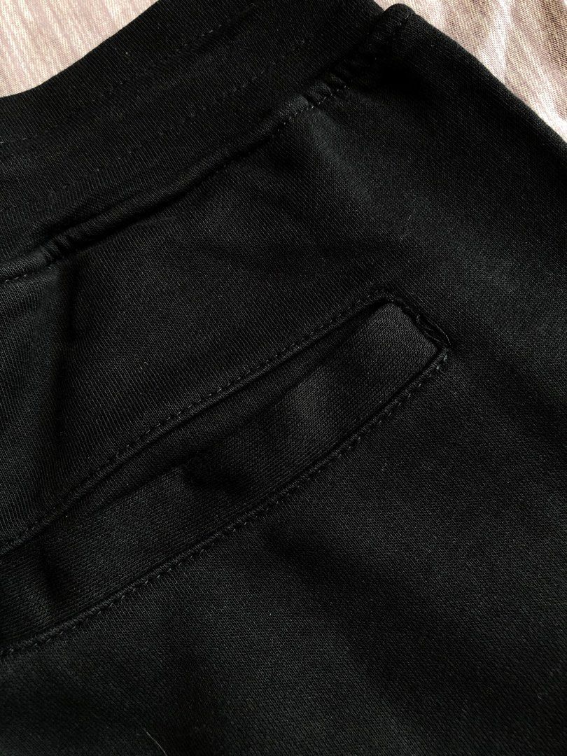 OFFWHITE SHORTS MEN 2019 Collection (Category: Shorts) located in Indang. Submitted by rosanokarim3 (Listing ID 1304295560, Image 3). Description: In good condition 9/10 Size: 28-33 (Stretchable) Padala from Hongkong Don’t know if original, Im not expert at high end brands but to give you a details base on what i see ( maganda yung mga stitching pantay pantay, sobrang ganda ng quality super comfy ng tela, feels premium, complete tags) Reason for 